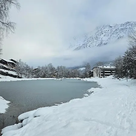 Au Pied Des Pistes De *